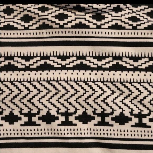 Capella size medium black and white print soft to the touch short sleeve … - Picture 2 of 2